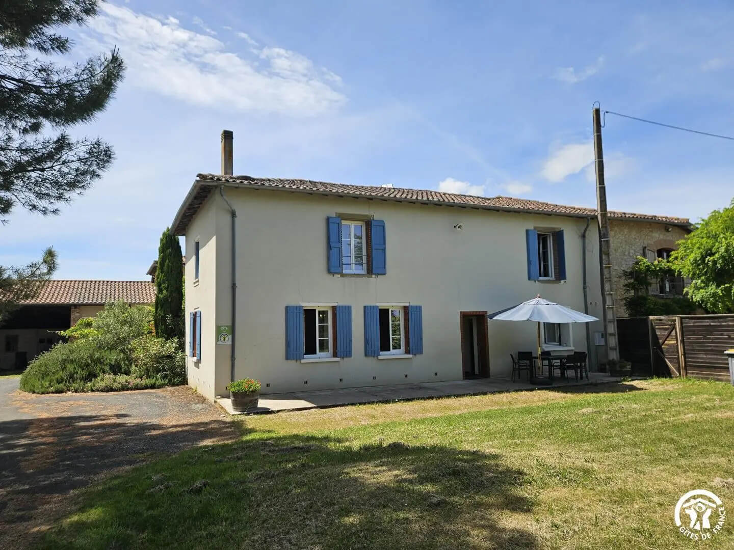 Photo extérieure du gîte du Domaine Rotier au coeur des vignobles